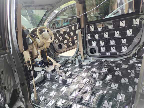 Pemasangan Peredam Suara dan Panas Mobil Serpong